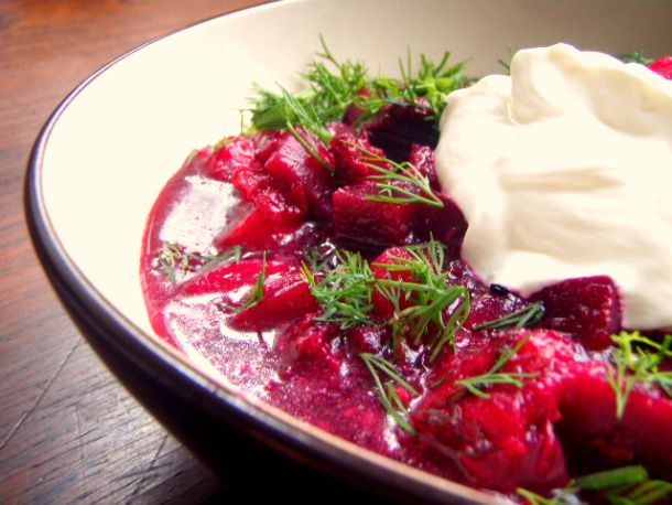 侧面的碗里of borsch topped with a big dollop of sour cream and fresh dill