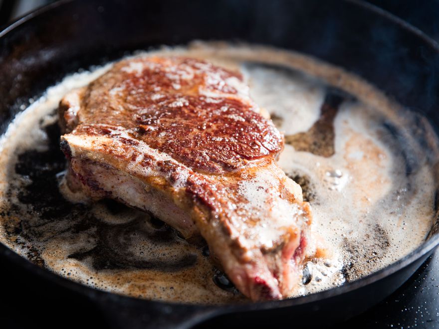 在铁锅里做一份炖肉的牛排。