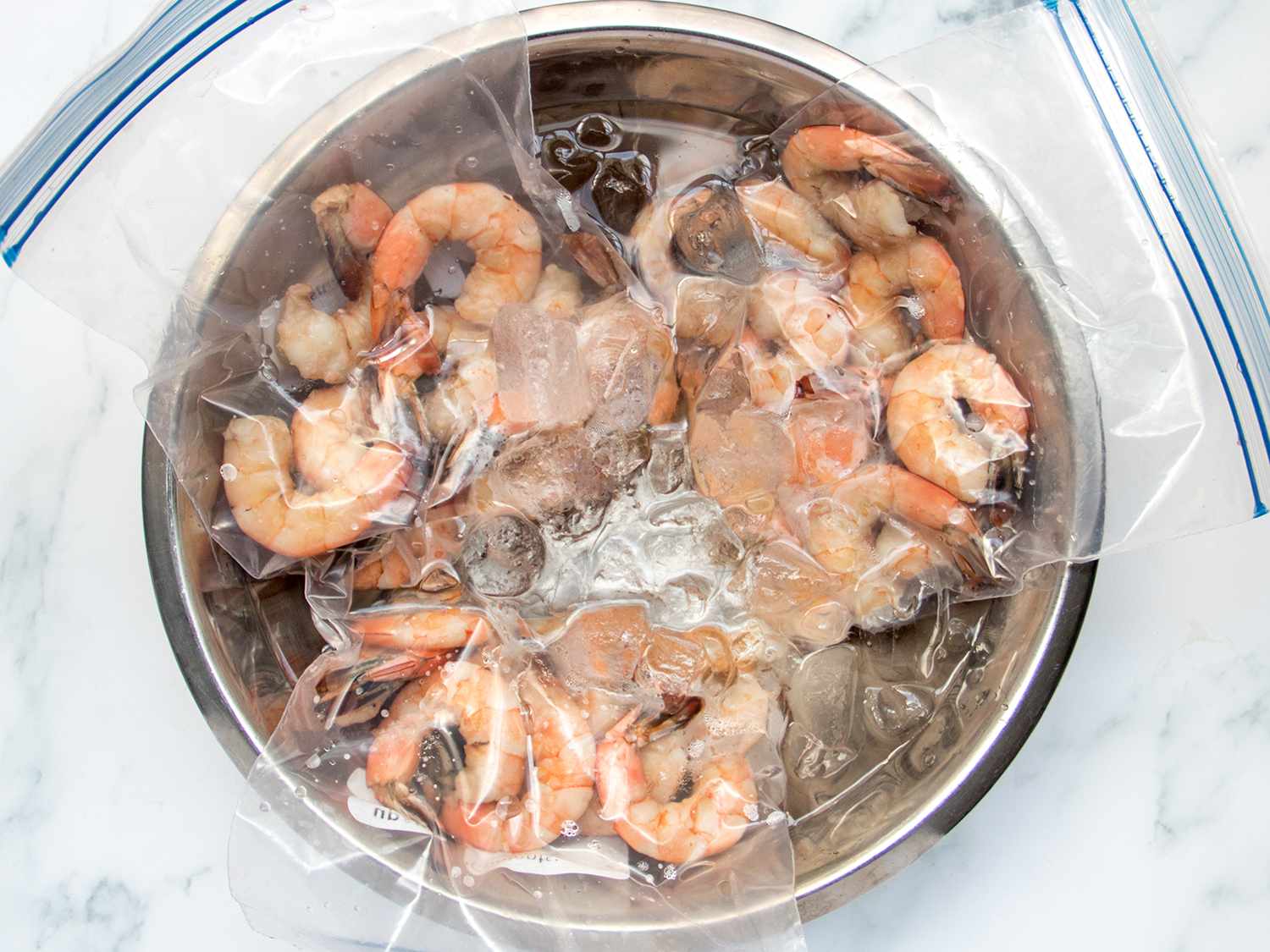 煮熟的虾装在自封袋里，放在装满冰水的金属碗里冷藏。gydF4y2Ba