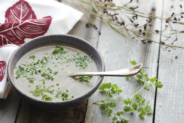 一碗用欧芹装饰的快速简便的奶油蘑菇汤。