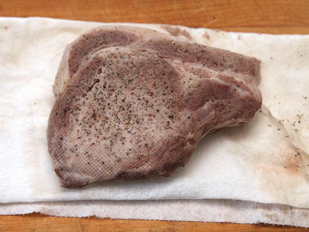 低温烹调猪排放在纸巾上