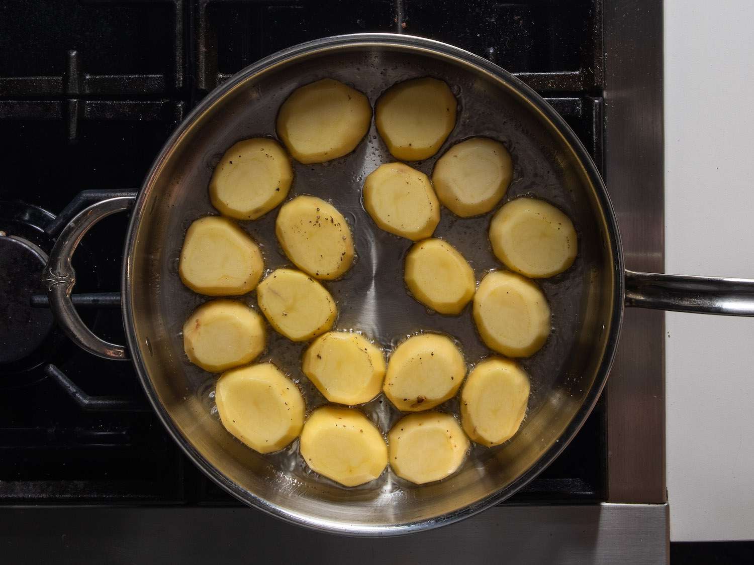 在sautÃ©大平底锅里烤土豆