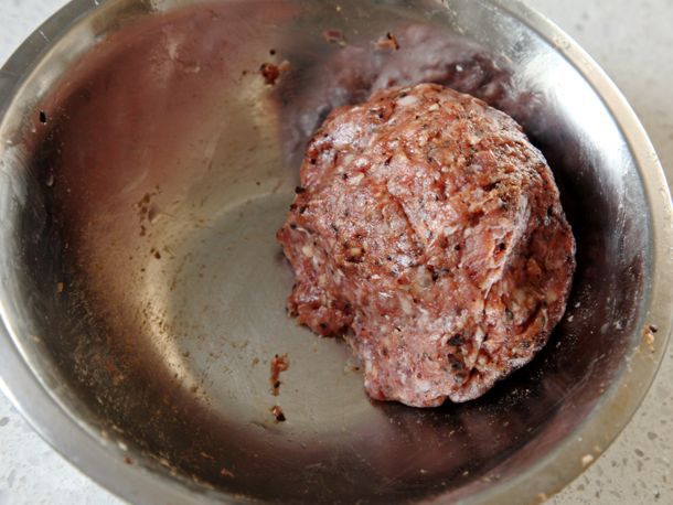 将生的阿达纳烤肉串混合在搅拌碗中，聚成球状。