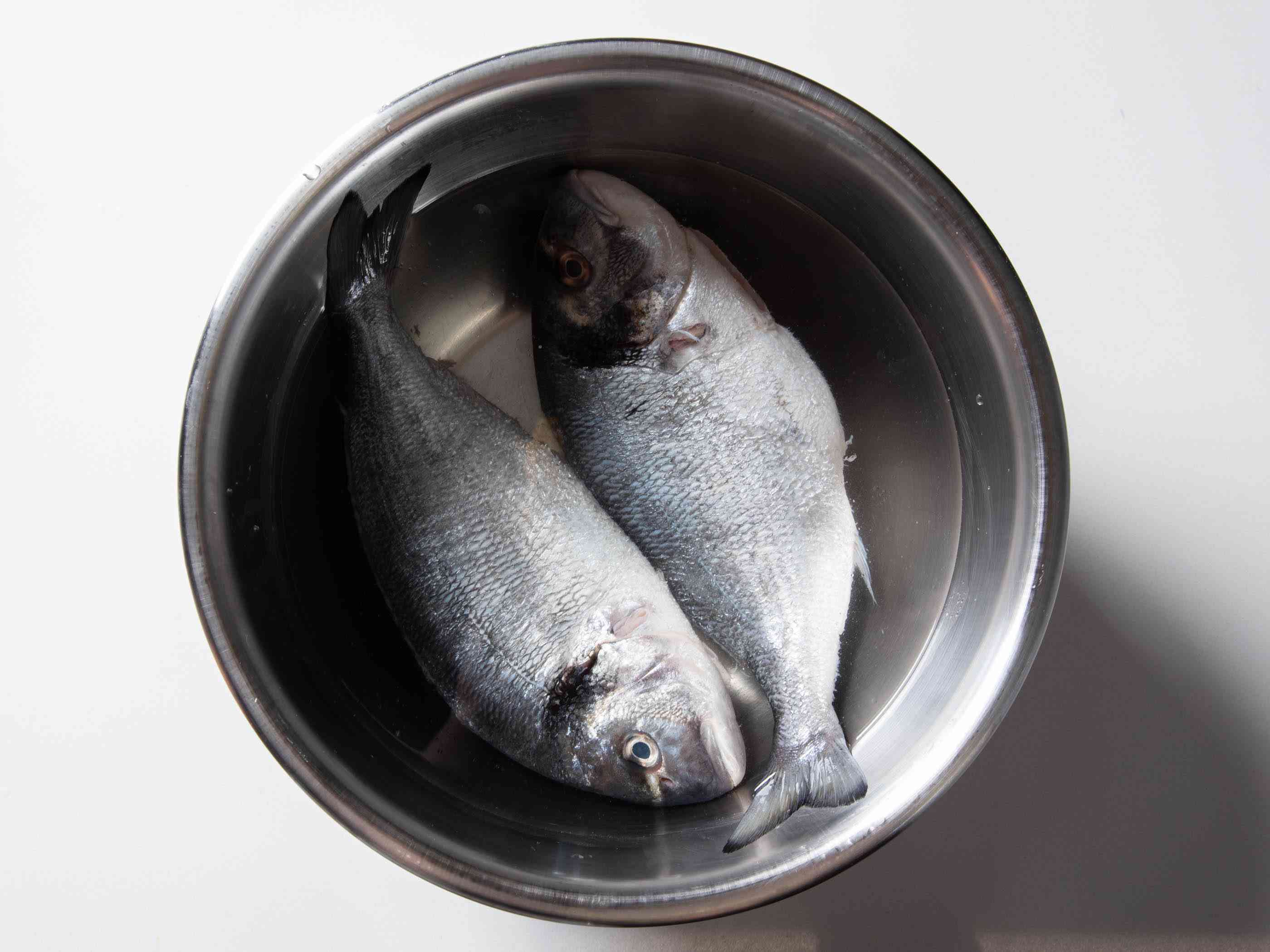 两条整鱼放在一碗盐水里