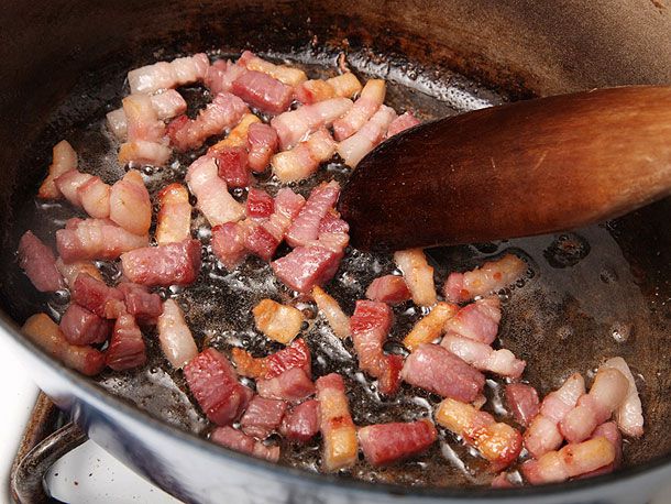 在sauté平底锅里煎成盐猪肉丁。