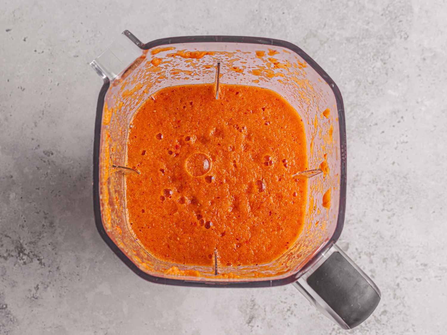 搅拌机里鲜亮的橙色配料的俯视图华体会应用下载
