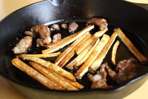 炸薯条和牛心放在铸铁煎锅里。