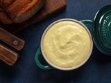 一个小碟子装满光滑和buttery pommes puree.