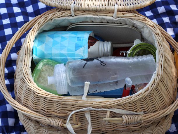 野餐篮里放着水瓶，用来冷藏食物。