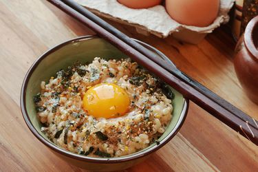 Tamago kake gohan(鸡蛋和米饭)配上日式寿司调味料