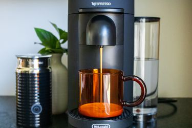 Nespresso咖啡机在琥珀色的杯子里煮着一杯咖啡