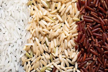 成堆未煮熟的白米、糙米和红米。gydF4y2Ba