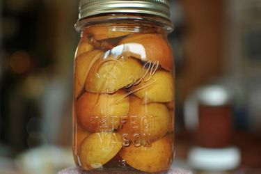 大的罐头瓶子with pickled seckel pears
