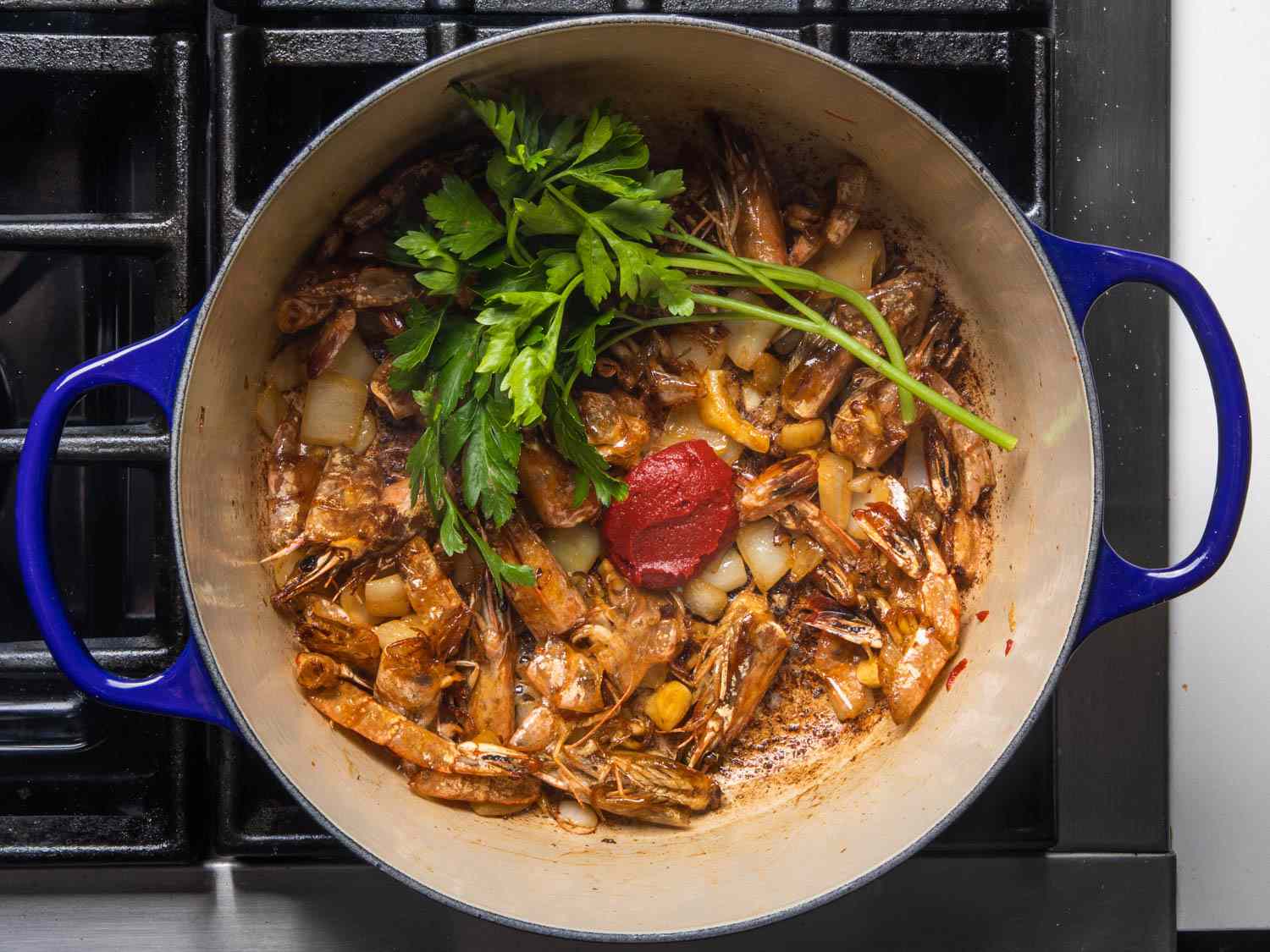 虾头和虾壳在荷兰烤箱中加入芳香，用来做虾高汤。