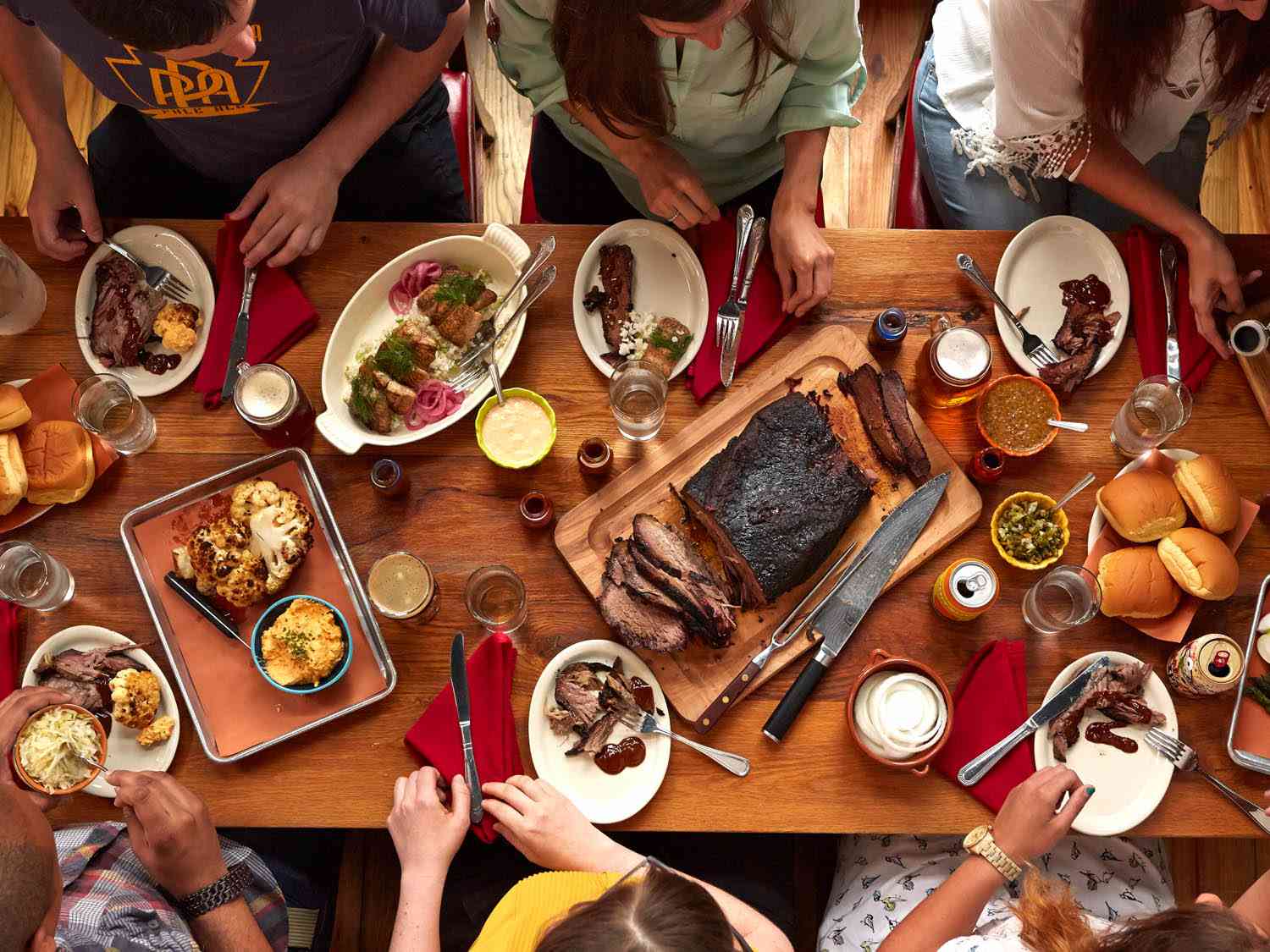 在桌上的一张桌子上有一张牛排，在盘子里，烤盘子和肉肉。