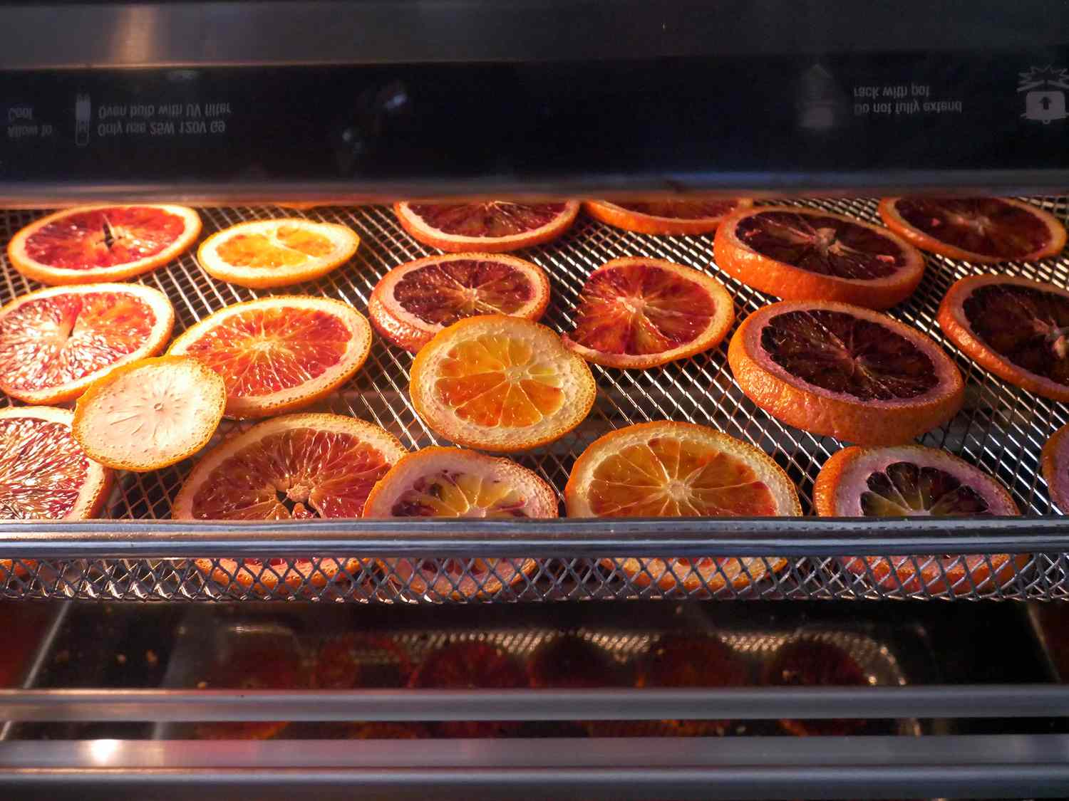 血橙切片在空气炸锅篮在布雷维尔烤箱