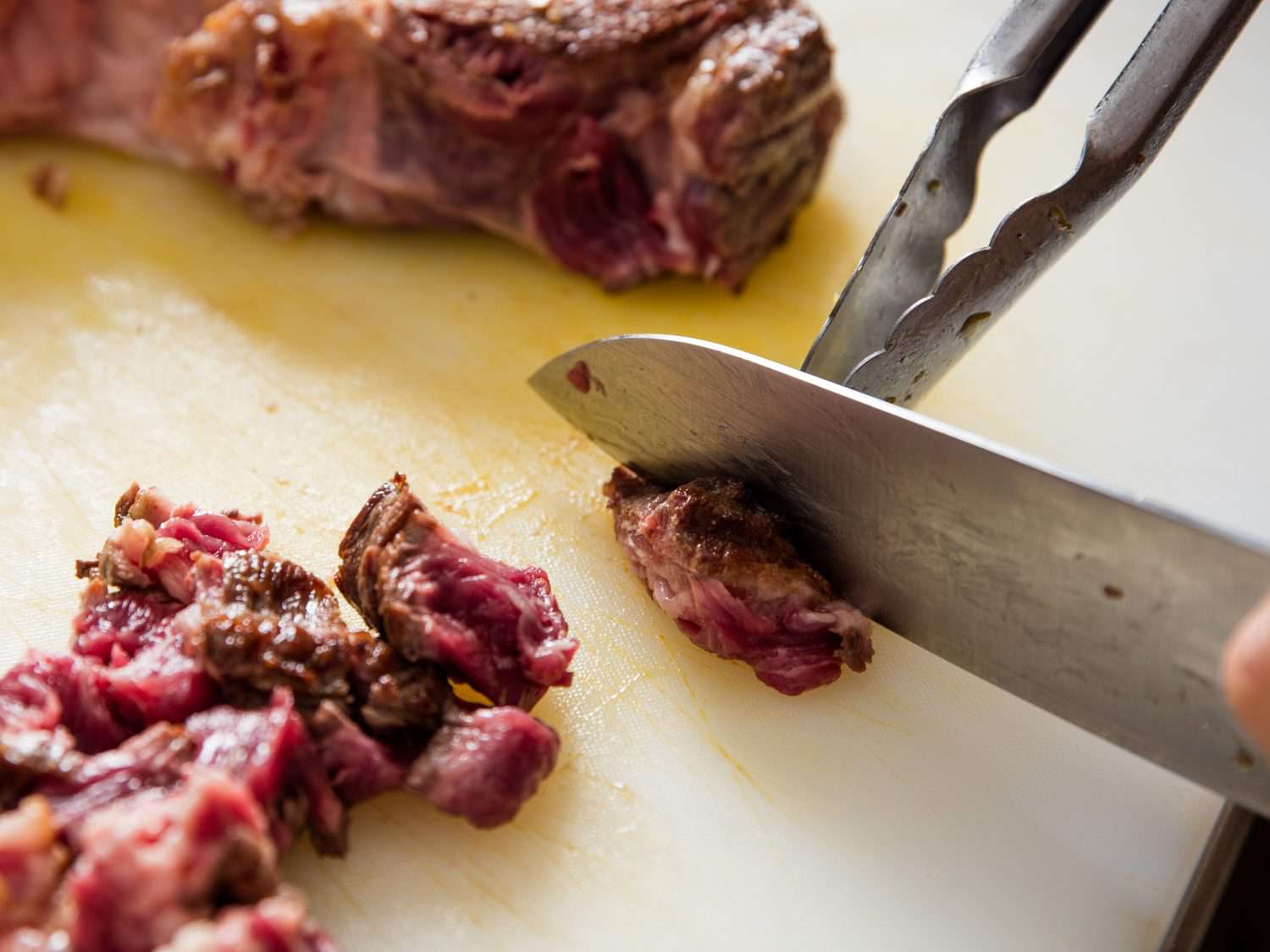 用刀和肉刀的小牛肉。