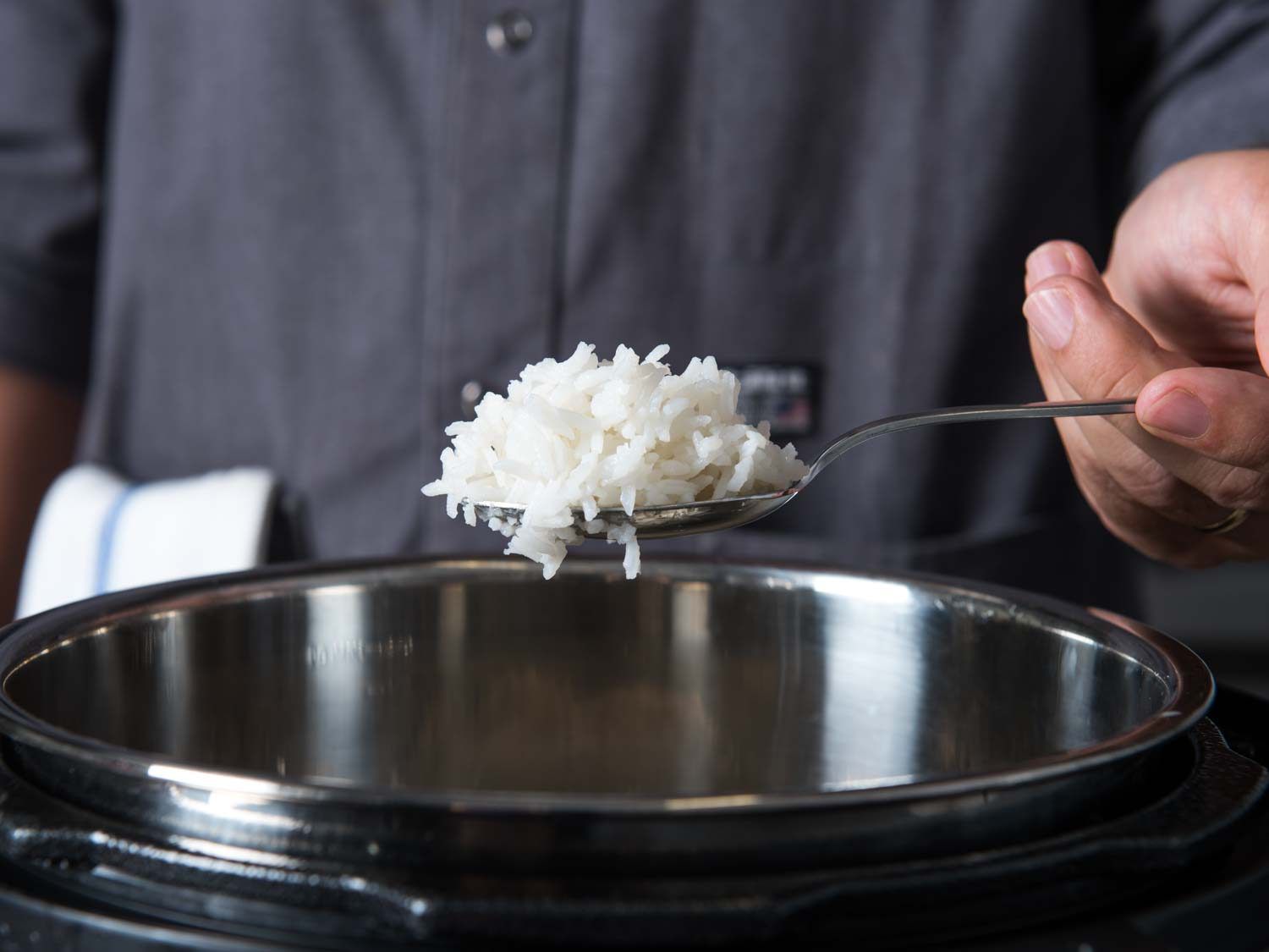 从多锅快煲里出来的蓬松的白米饭