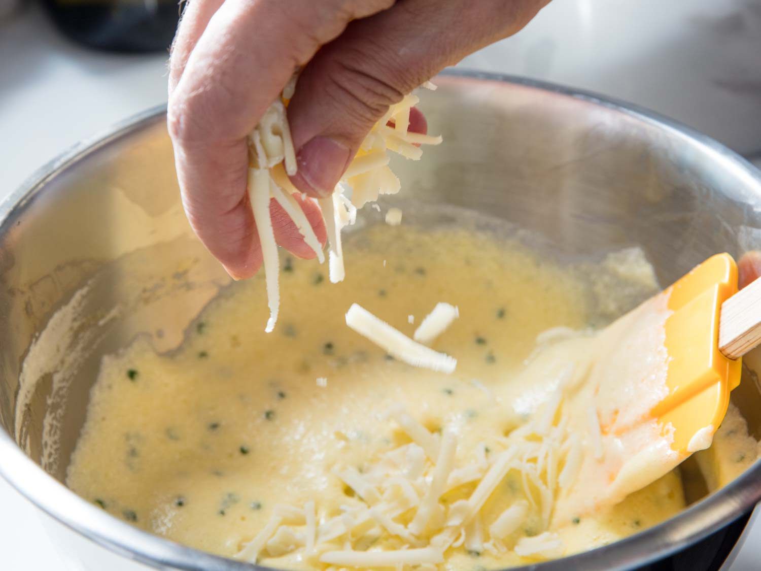 在煎蛋卷中加入磨碎的奶酪soufflé