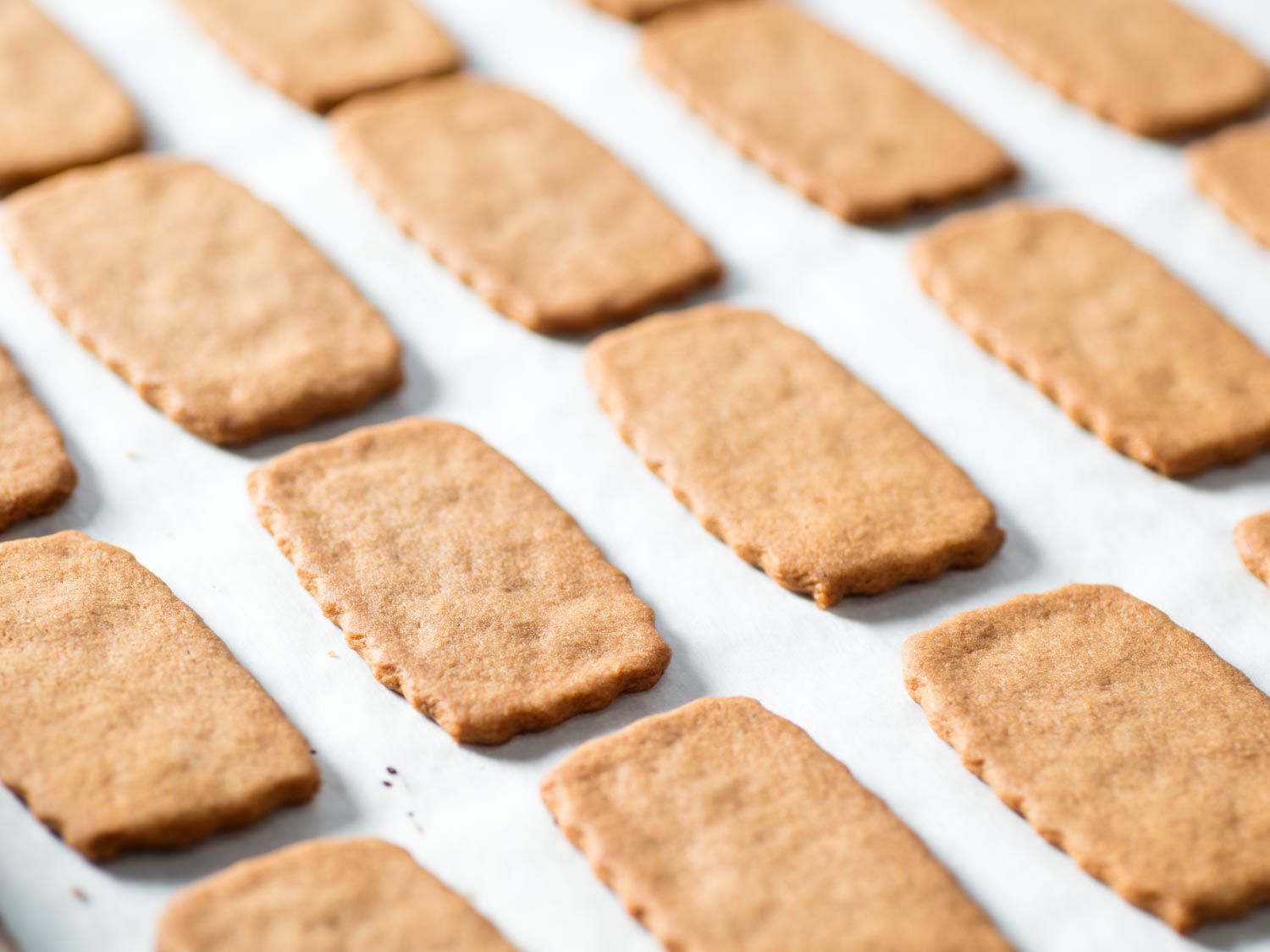烤好的Biscoff饼干，或者长方形的specloos饼干，放在铺有羊皮纸的烤盘上。gydF4y2Ba