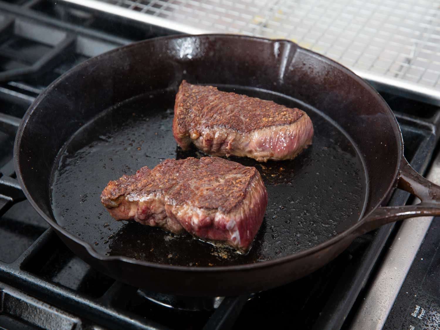 用铸铁煎锅烤短肋排。几乎每个煎锅，在完全预热的情况下，都能把肉的两面都烤得很焦。