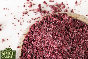 机汇erhead view of sumac in a bowl