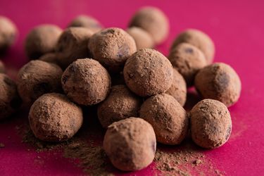 A pile of cocoa-dusted chocolate ganache truffles.