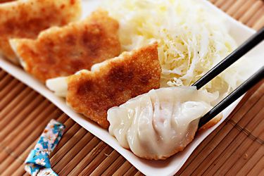 一小盘日本猪肉白菜料理或饺子