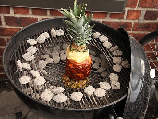 分层，成型，腌制猪肉和一片菠萝串在顶部和底部在烤架上垂直烤。
