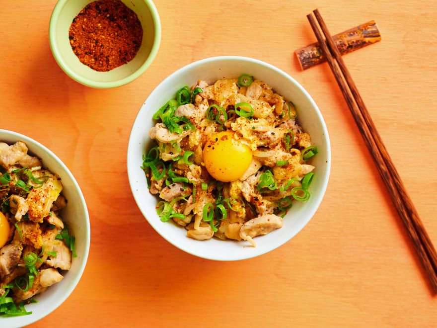 日式海鲜，放在木制筷子旁边的白色陶瓷碗里，一个小陶瓷碗里盛着togarashi调味料，左边还有一碗日式海鲜。gydF4y2Ba