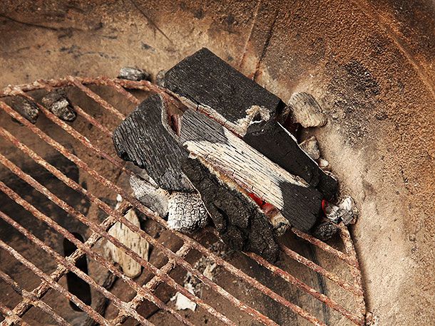 烧炭堆:一堆半燃的炭块，沿锅式烤架的壁面放置底部的煤块在发光，最上面的煤块开始着火。
