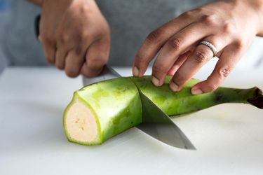 用厨师刀切绿芭蕉。