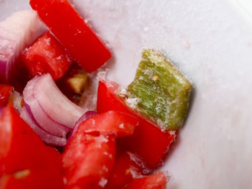 一个冷冻的，有霜斑的西班牙凉菜汤蔬菜的特写。