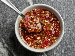 泰式甜辣椒蘸酱用勺子盛在碗里