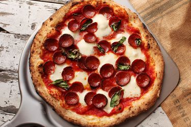 意大利辣香肠和罗勒披萨在Roccbox披萨烤箱