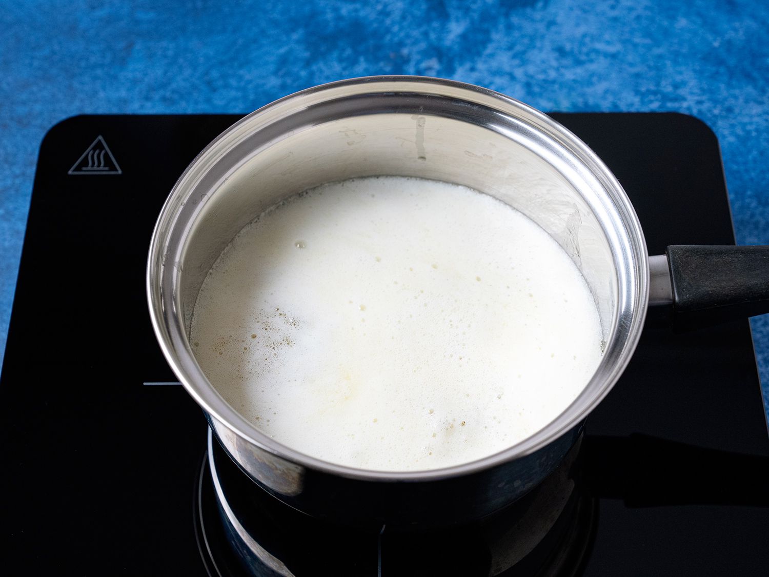 一锅黄油，上面有一层白色的牛奶蛋白
