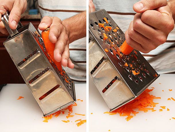 两幅胡萝卜在刨丝器的大孔一侧被磨碎的画面。胡萝卜在一个容器中以直角放置，在另一个容器中以对角线放置(与垂直容器的角度在45度以下)。