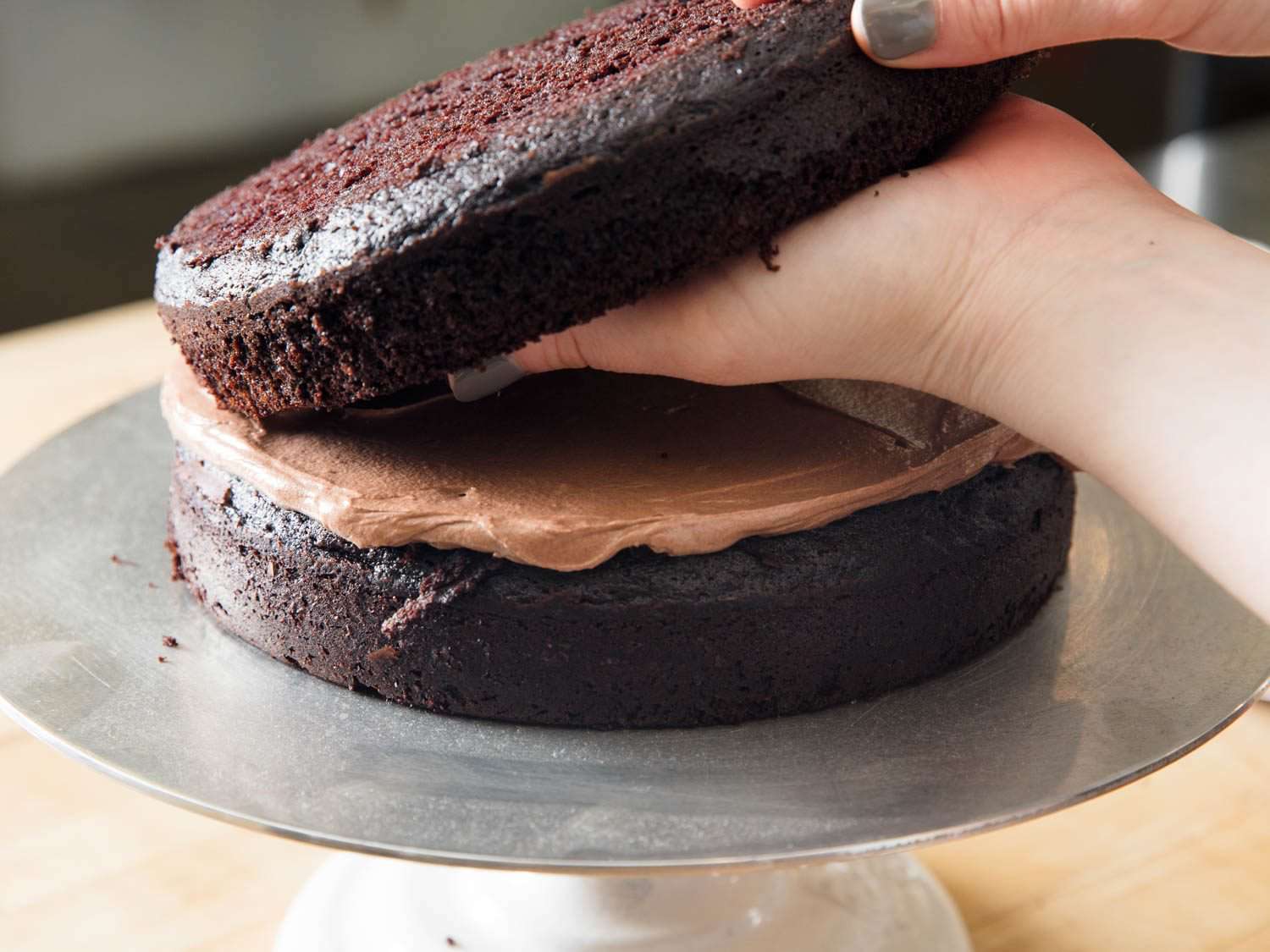 在巧克力蛋糕上吃巧克力蛋糕的巧克力蛋糕。