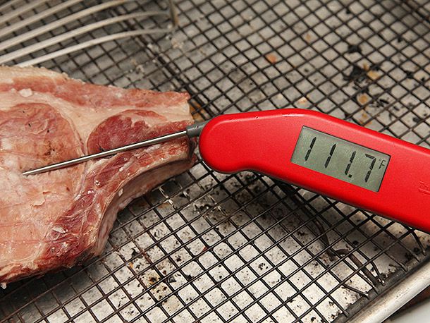 即时读数温度计插入烤猪排，读数111.7华氏度。