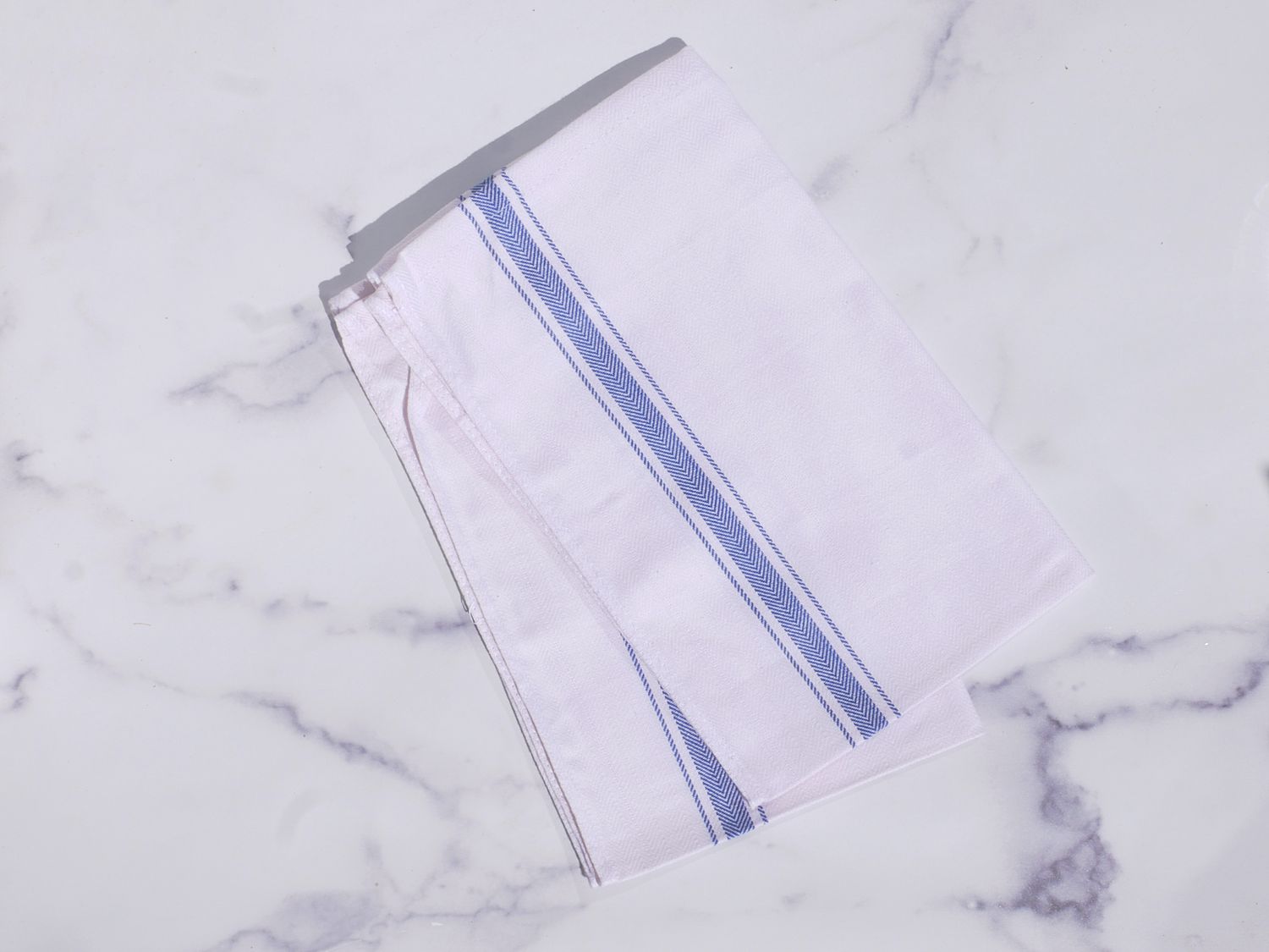 一个blue and white dish towel on a marble surface