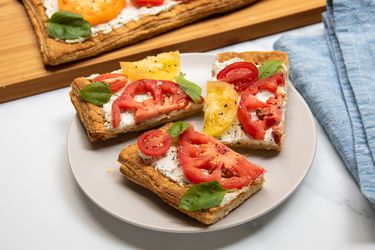 板片番茄挞,设置的a cutting board with the rest of the tomato tart