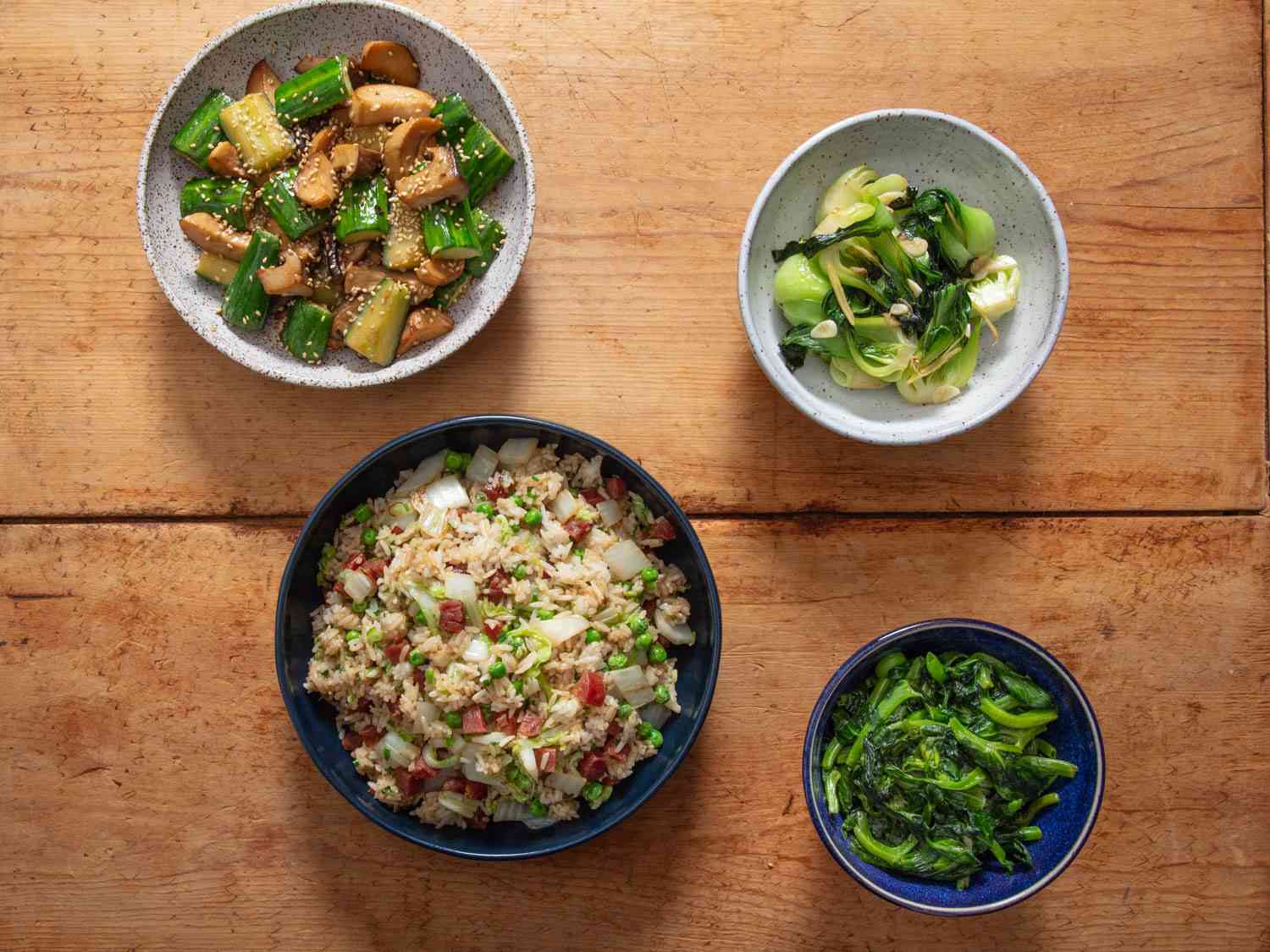 上面是用火炬黑技术制作的四道菜:香菇炒黄瓜、中国香肠和白菜炒饭、炒白菜和玉菜。