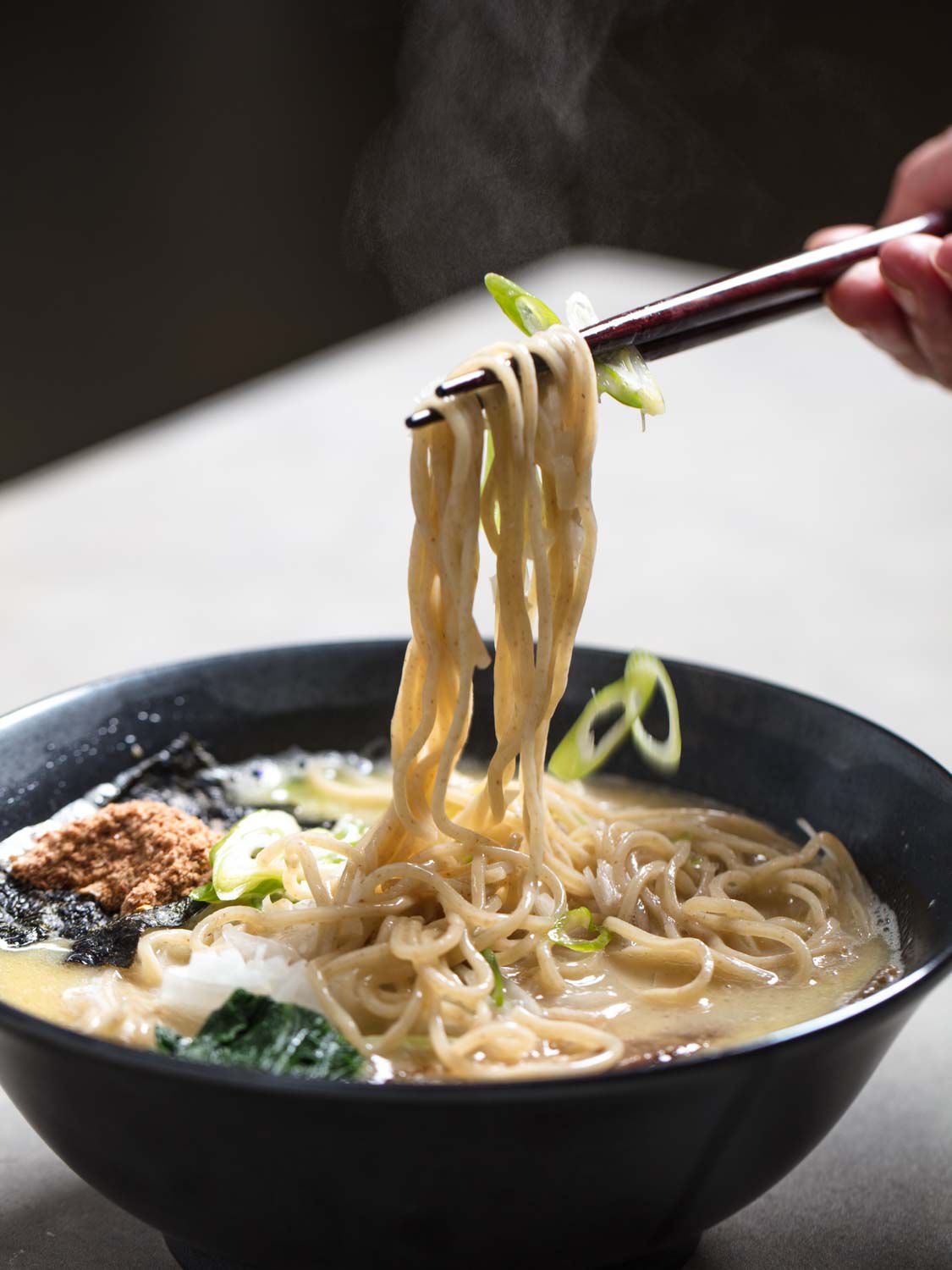 面条是用筷子拉出味增鸡肉泡面