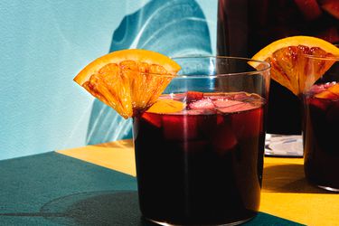 一杯桑格利亚汽酒，上面点缀着橘角。