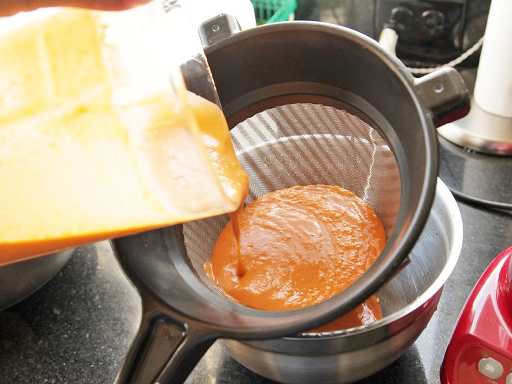 混合后用细孔滤网过滤西班牙凉菜汤。