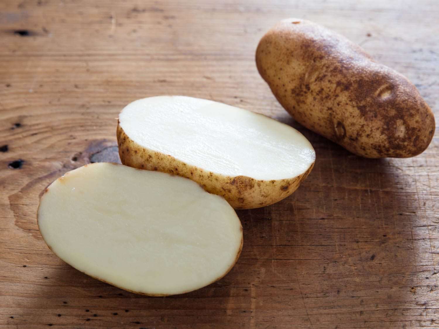 切菜板上的赤褐色土豆