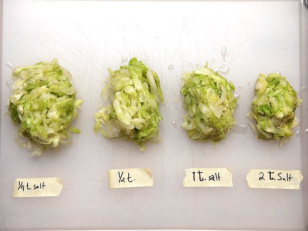 四堆腌过并沥干的卷心菜丝。右边的一堆(添加了12%的盐)是迄今为止最湿、最小的。
