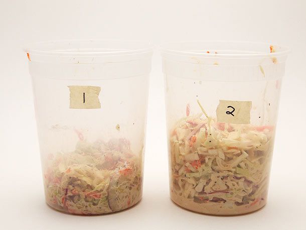 两盒熟食沙拉。其中一种比另一种密度和密度大得多。
