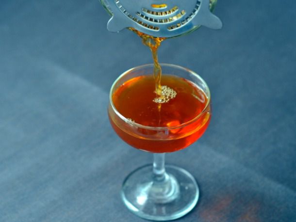 费内特·布兰卡(Fernet Branca)调制的费内库利(fantasulli)鸡尾酒，经过过滤，从调酒器中倒入双门鸡尾酒。