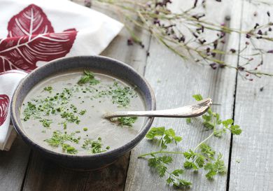 一碗快速简单的奶油蘑菇汤，配以欧芹。